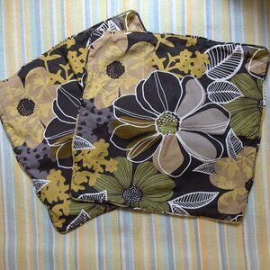 ⭐ Pair of Bassett floral pillow covers 20x20